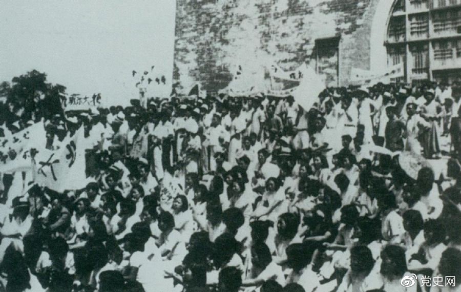 1936年6月13日，北平学生与市民在鼓楼前举行声势浩大的抗日集会。