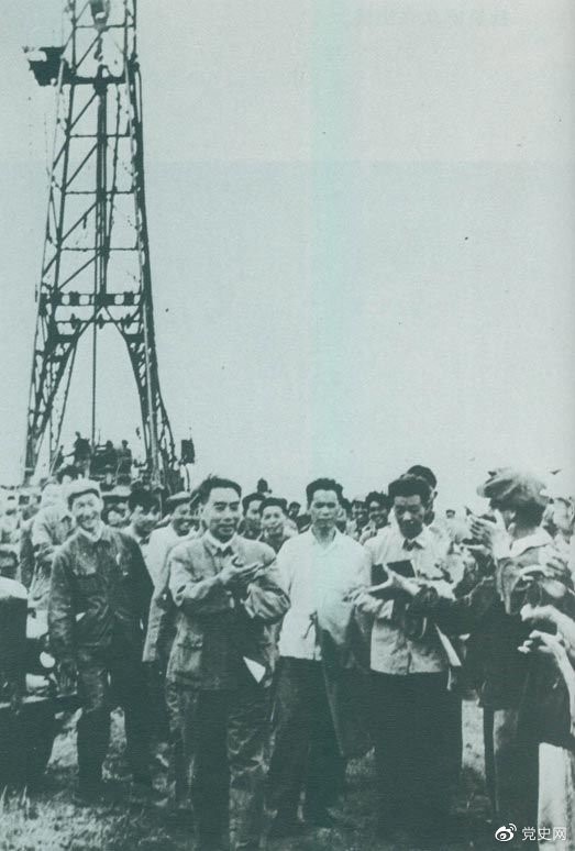 1962年6月，周恩来到大庆视察，这是在1202钻井队现场参观。 